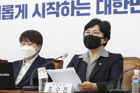 지난 3월28일 서울 여의도 국회 본관에서 열린 국민의힘 최고위원회의에서 조수진(오른쪽) 당시 최고위원이 공개발언을 하고 있다. 왼쪽은 이준석 당시 국민의힘 당대표.<국민의힘 홈페이지>